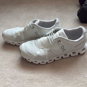GUC On Running On Cloud 5, all white size 7.5